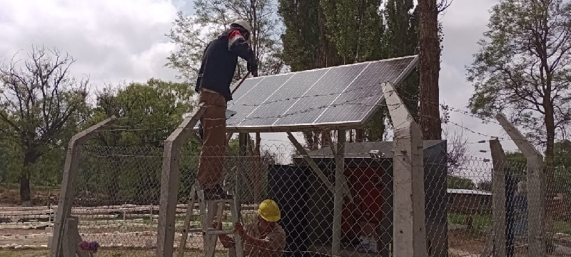 Educación llevó a cabo tareas de mantenimiento en los paneles fotovoltaicos de la Escuela N°404 de Santa María