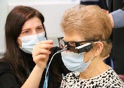 Una mujer de 88 años recupera su visión tras recibir el primer implante de ...