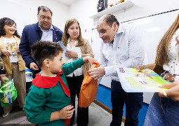 La Capital entregó más de 2.200 kits escolares y libros de inglés a los alumnos municipales
