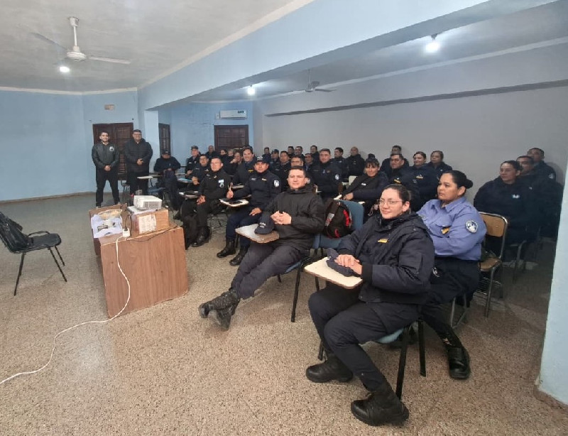 Efectivos policiales de la División Ciberdelitos dictaron charlas de prevención y concientización en una Escuela de Capayán