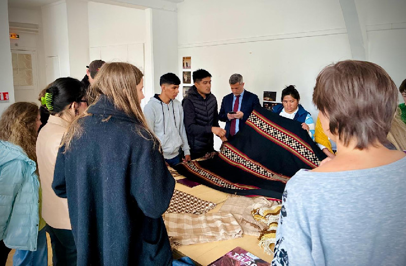 Artesanos de la Ruta del Telar se capacitan en Francia en diseño y oficios textiles