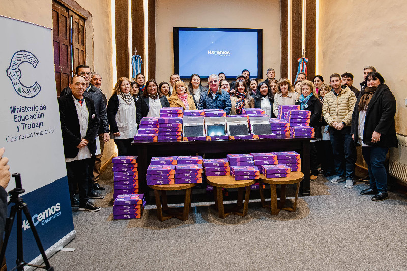 El Gobierno entregó tablets a escuelas para fortalecer la alfabetización