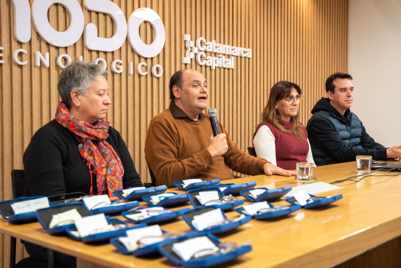 GUSTAVO 2027 ENTREGO ANTEOJOS PARA QUE VEAS A QUIEN LE PONES EL VOTO