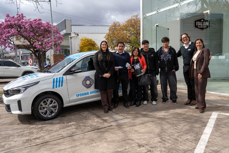 Se entregaron el Fiat Cronos 0 km y ocho de las motos sorteadas entre el público del Poncho 2026