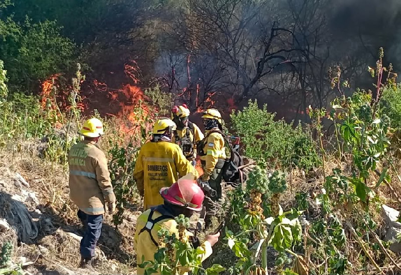 Continúan los operativos de combate y contención de incendios forestales